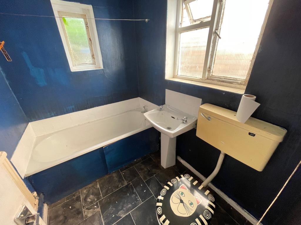 Lot: 144 - TERRACE HOUSE FOR IMPROVEMENT - Ground floor Bathroom at the rear of the house